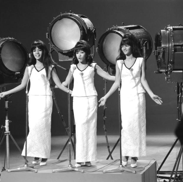 The Ronettes On Hullabaloo 