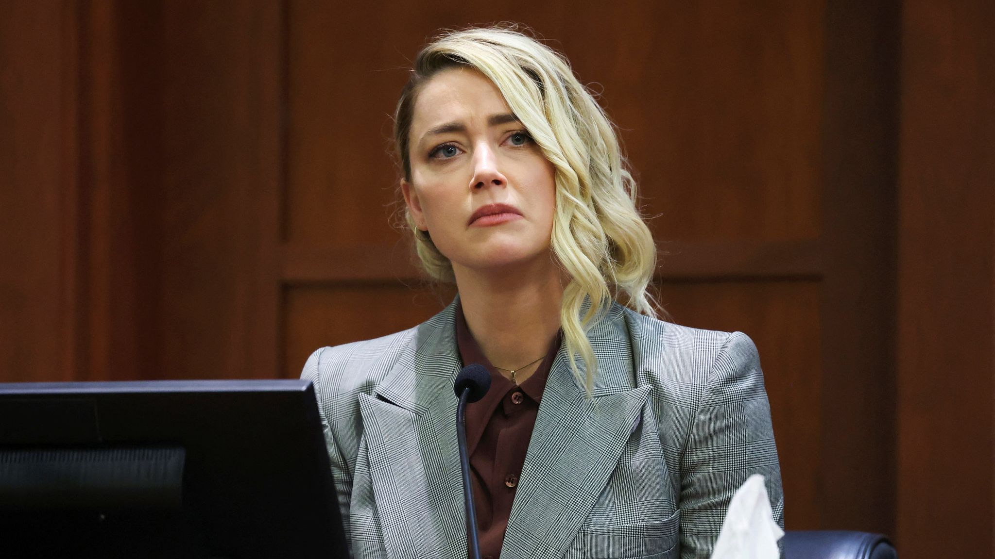 Actor Amber Heard testifies during the Depp vs Heard defamation trial at the Fairfax County Circuit Court in Fairfax, Virginia, U.S. May 26, 2022. Michael Reynolds/Pool via REUTERS 