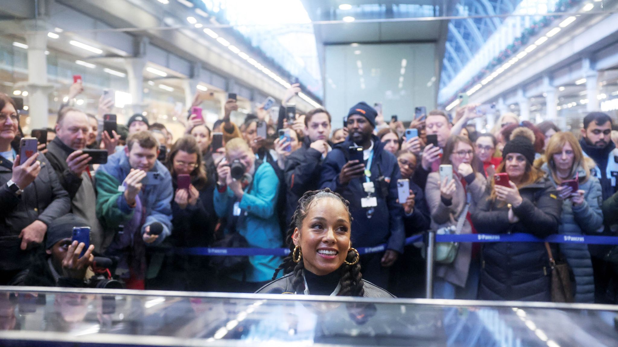 Singer Alicia Keys gives a surprise performance on Elton John&#39;s piano at St. Pancras International Station in London, Britain, December 11, 2023. REUTERS/Hannah McKay