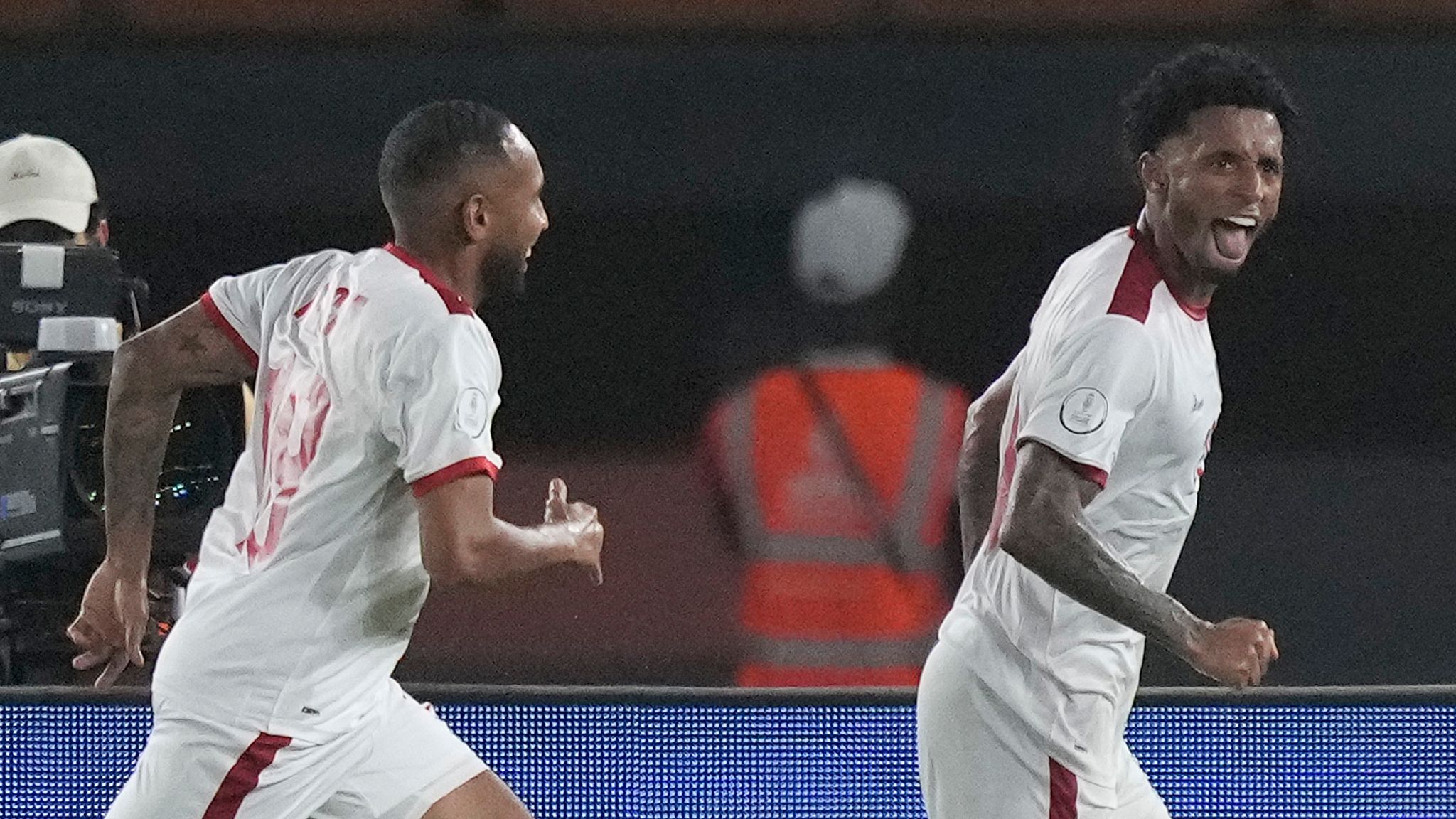 Cape Verde's Ryan Mendes (R) celebrates after scoring the winner in Abidjan