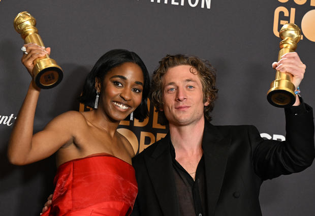 Ayo Edebiri and Jeremy Allen White pose with their Golden Globe awards 