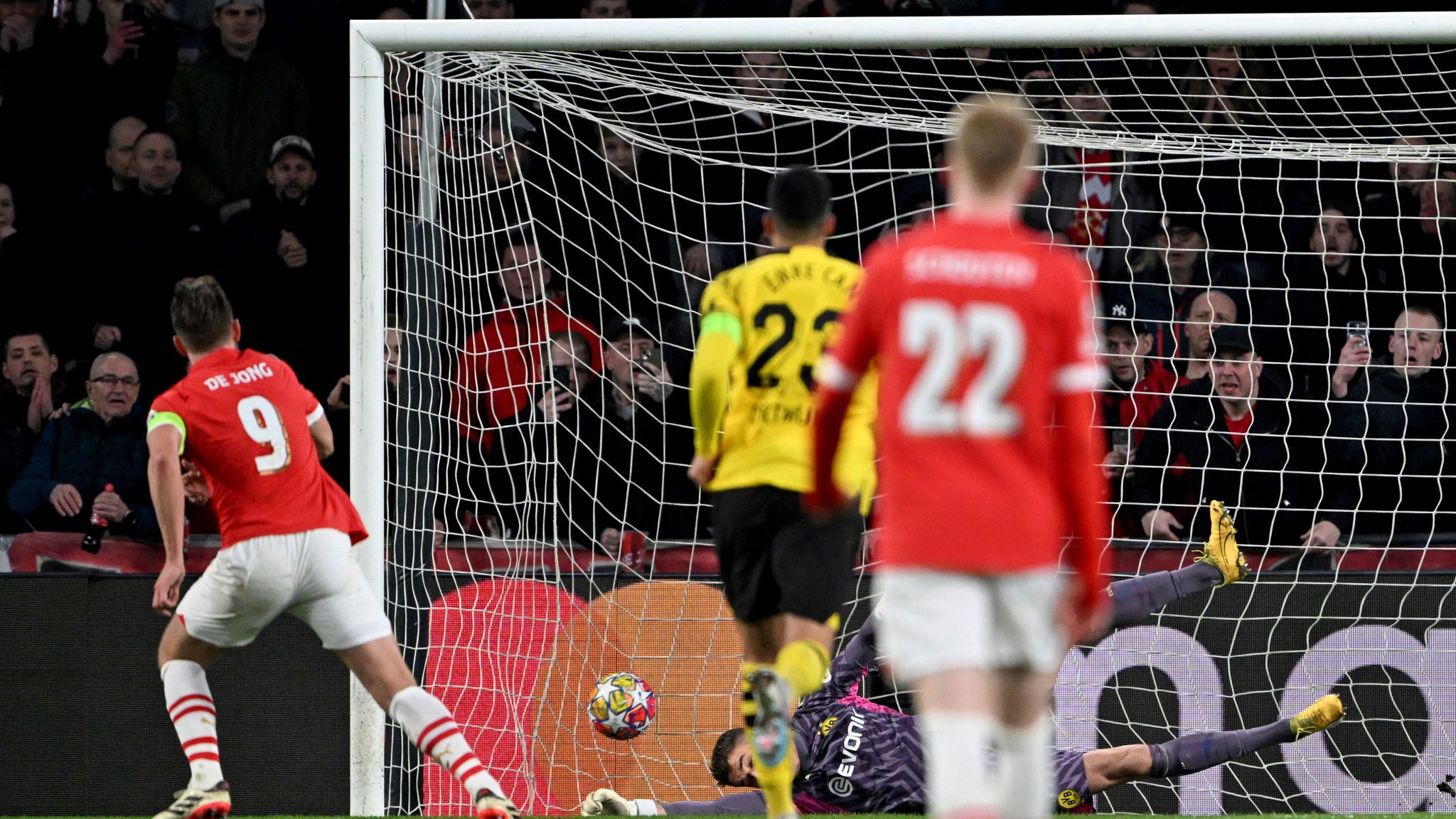 De Jong celebrates after finding the equaliser from the post