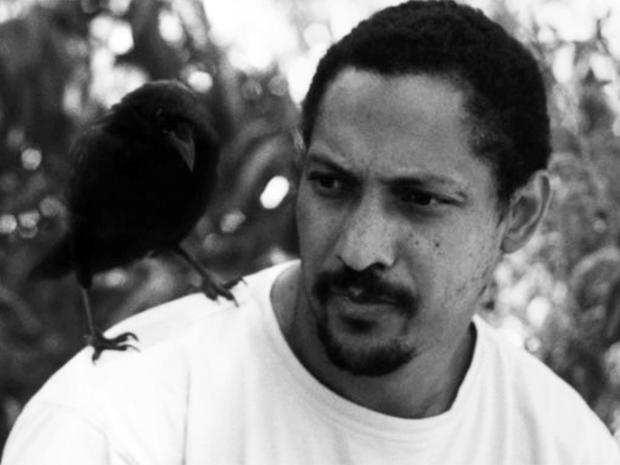 percival-everett-with-pet-crow-jim.jpg 