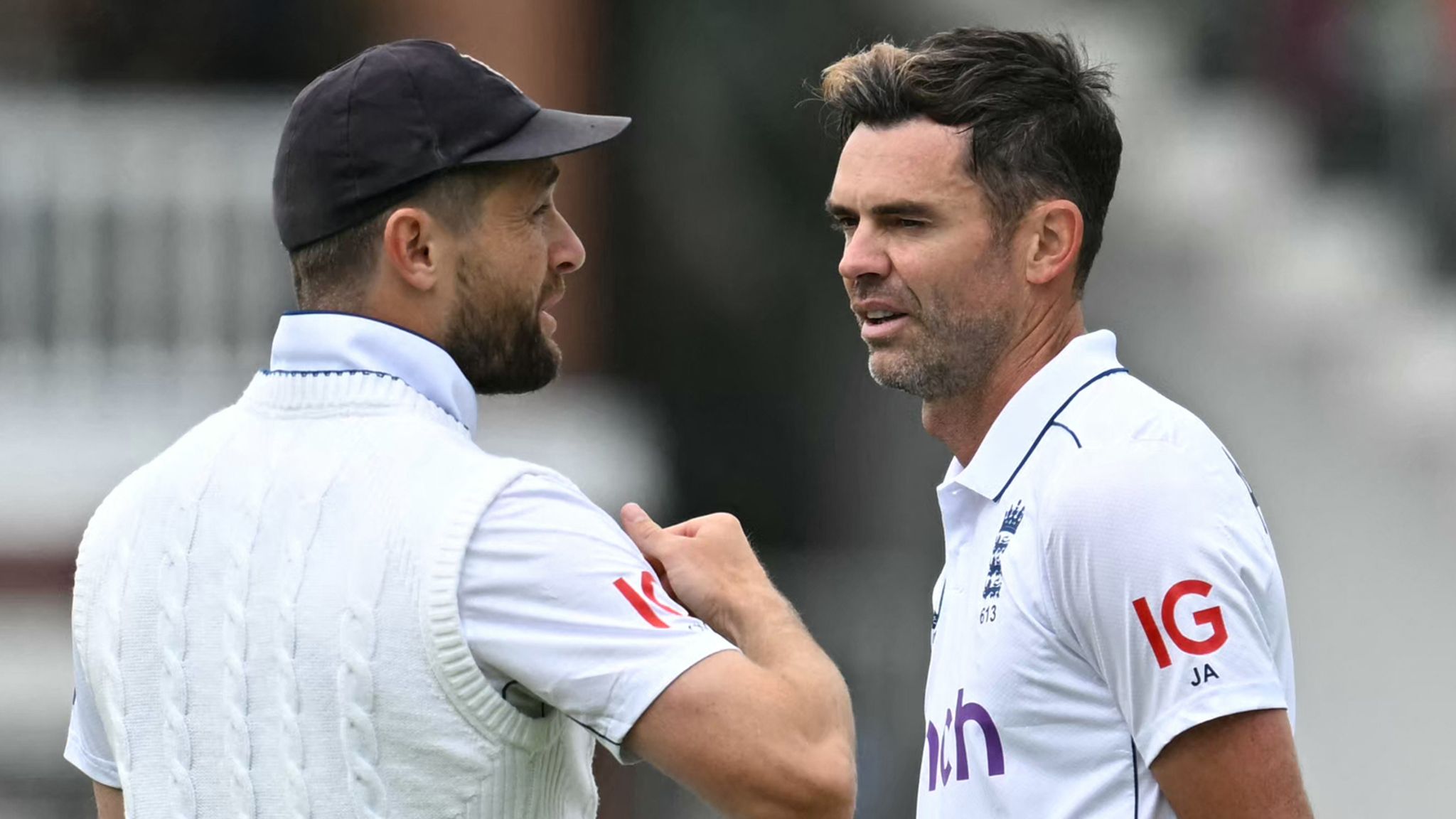 England's James Anderson (right) speaks with team-mate Chris Woakes (left) - (Getty Images)