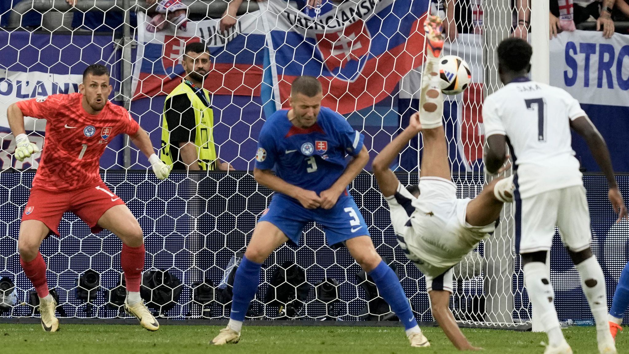 England's Jude Bellingham scores his side's first goal with an overhead kick during a round of sixteen match between England and Slovakia at the Euro 2024 soccer tournament in Gelsenkirchen, Germany, Sunday, June 30, 2024. (AP Photo/Thanassis Stavrakis)