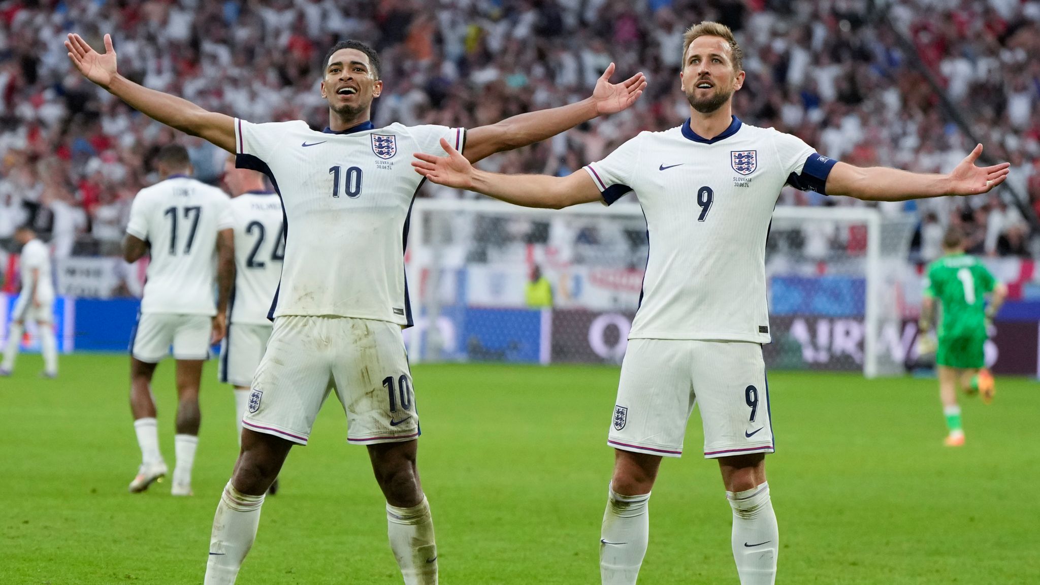 England's Jude Bellingham, left, celebrates his goal with Harry Kane during a round of sixteen match between England and Slovakia at the Euro 2024 soccer tournament in Gelsenkirchen, Germany, Sunday, June 30, 2024. (AP Photo/Matthias Schrader)