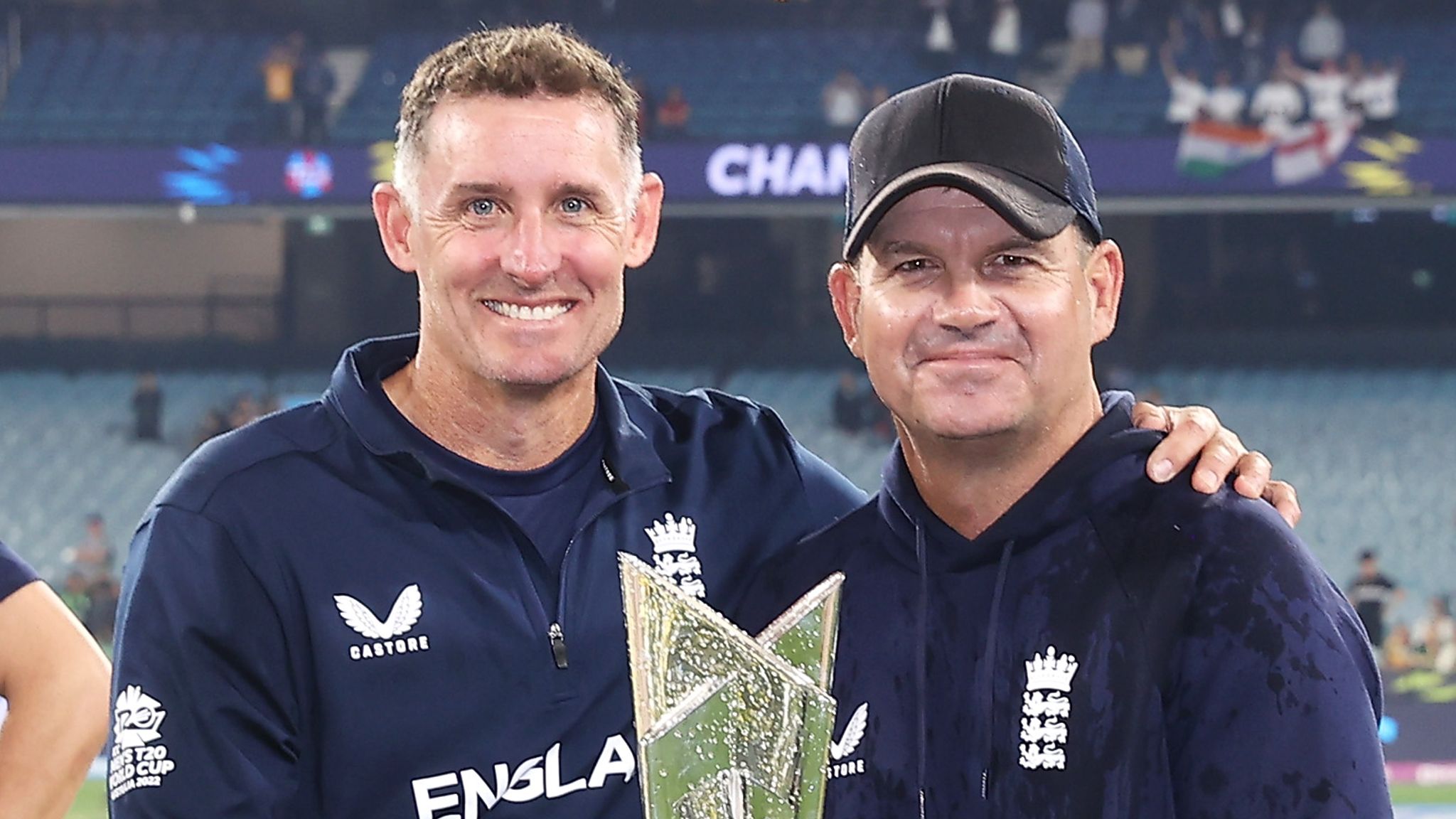 Batting coach Michael Hussey and head coach Matthew Mott celebrate England's win in the 2022 T20 World Cup