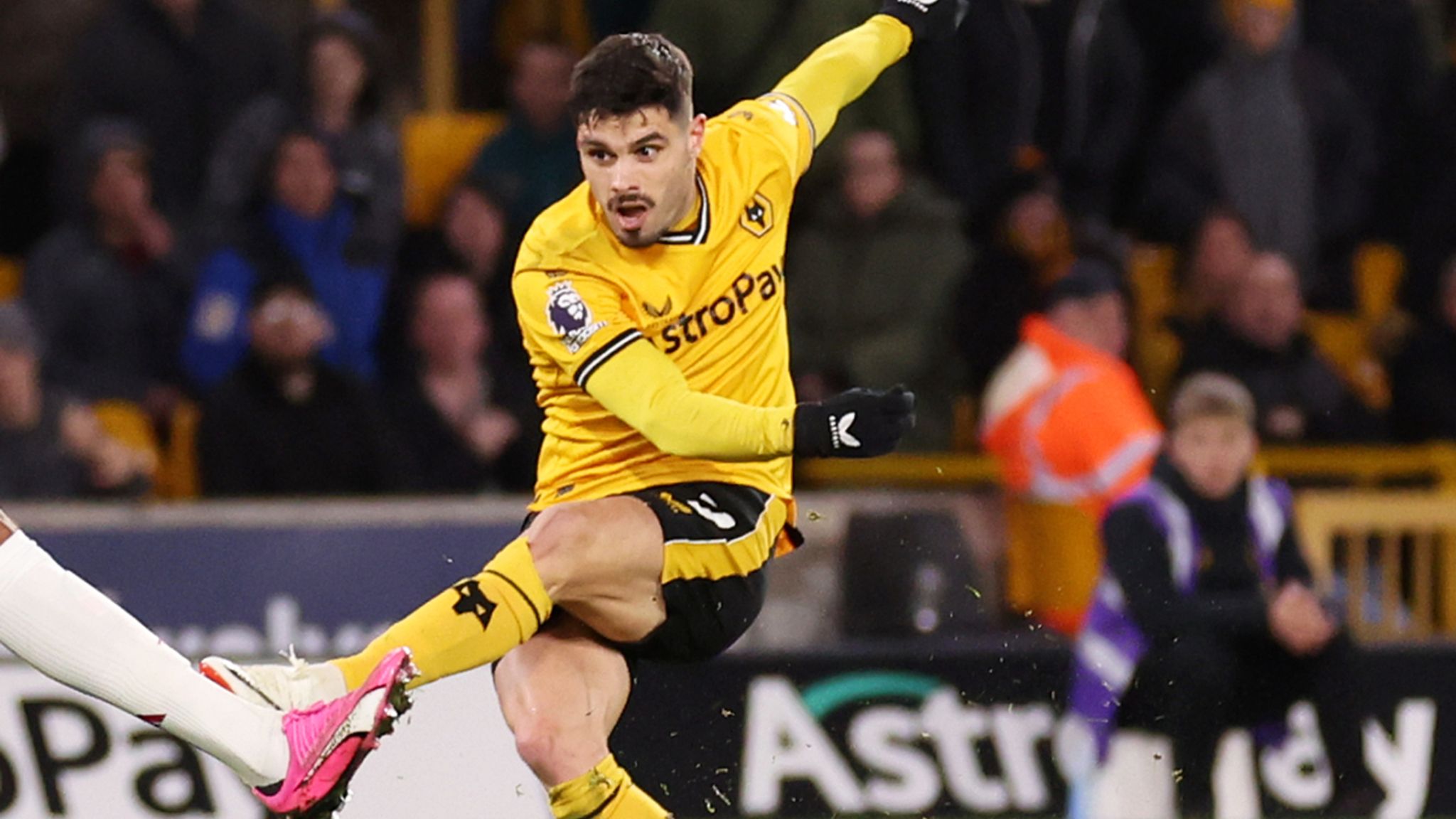 Pedro Neto scores an injury-time equaliser for Wolves against Manchester United