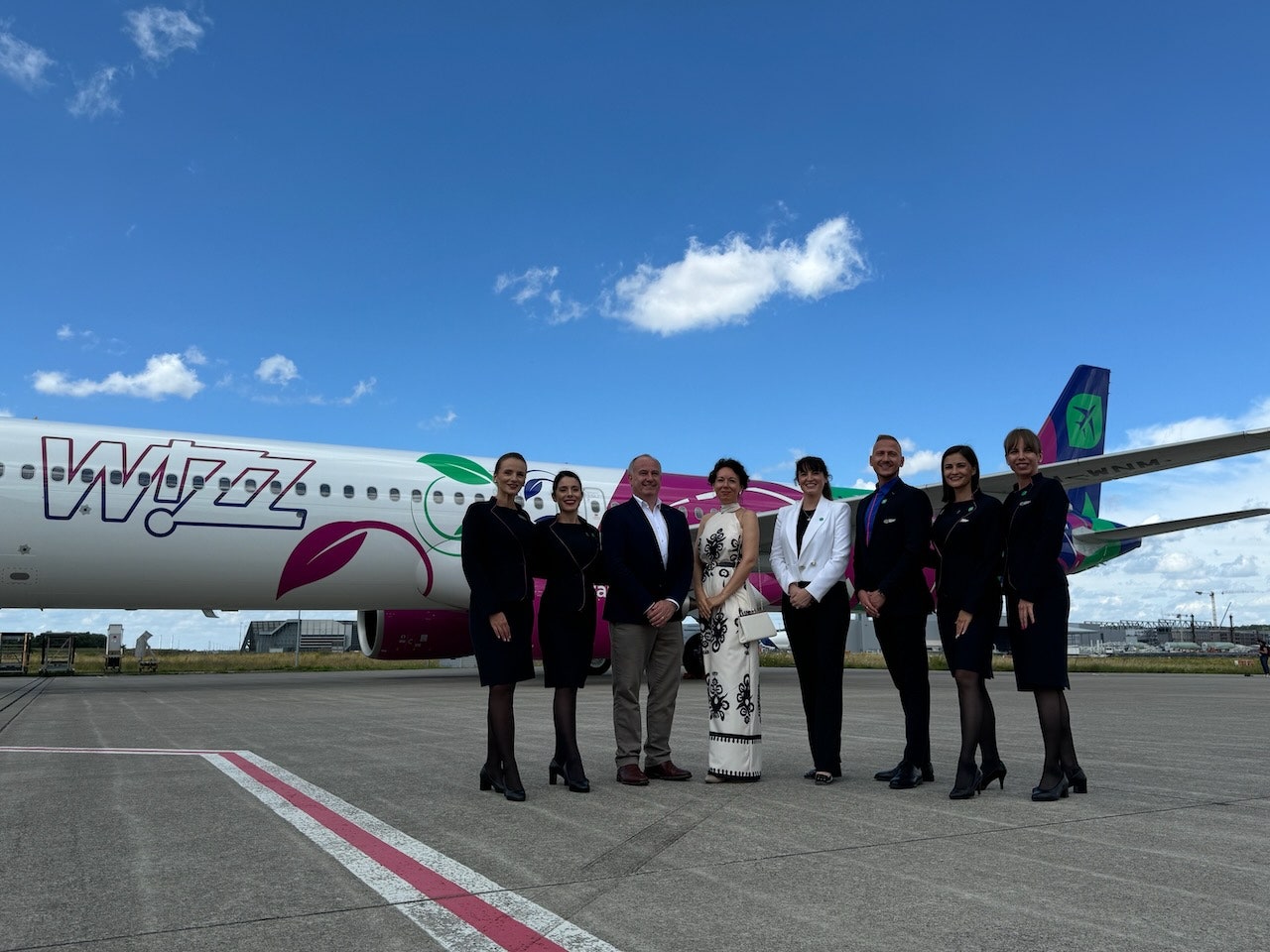 La foto di famiglia per la consegna del nuovo Airbus A321neo di Wizz Air