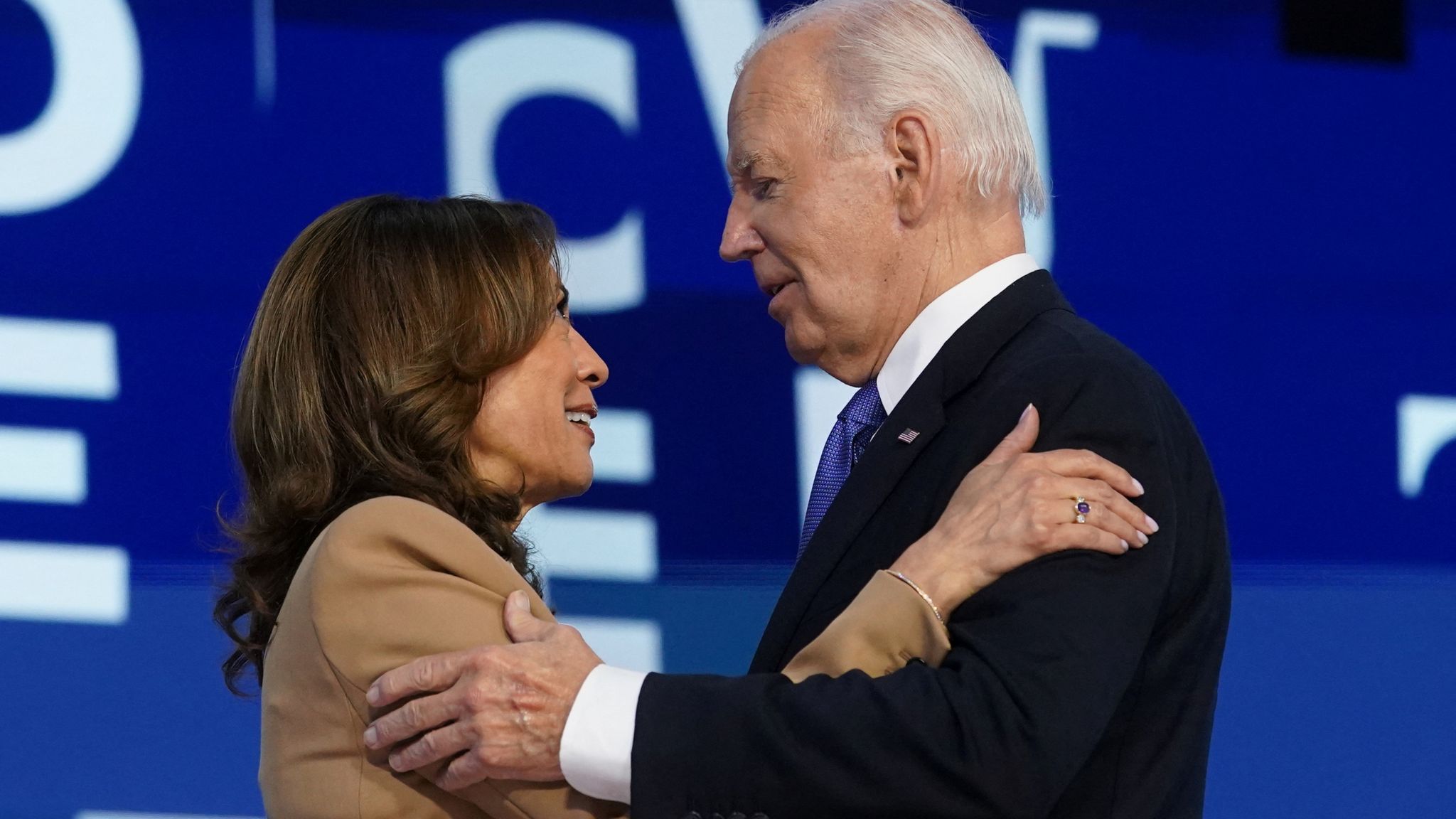 U.S. President Joe Biden and Democratic presidential candidate and U.S. Vice President Kamala Harris embrace after Biden's remarks, at the Democratic National Convention (DNC) in Chicago, Illinois, U.S., August 19, 2024. REUTERS/Kevin Lamarque