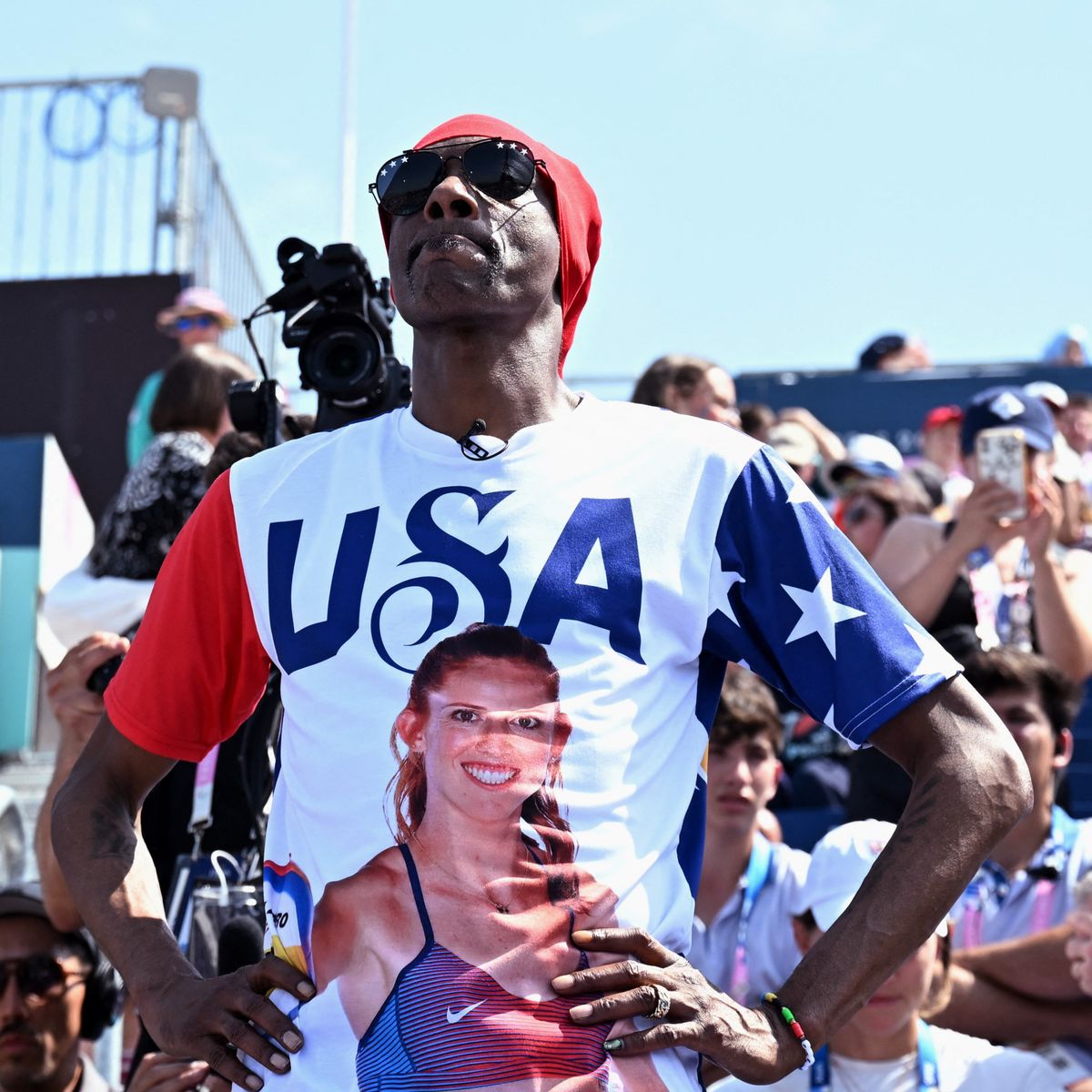 Paris 2024 Olympics - Beach Volleyball - Women's Preliminary Phase - Pool C - United States vs France (Hughes/Cheng vs Vieira/Chamereau) - Eiffel Tower Stadium, Paris, France - July 31, 2024. U.S. rapper Snoop Dogg wearing a t-shirt with the picture of Kelly Cheng is seen in the stands before the game. REUTERS/Dylan Martinez