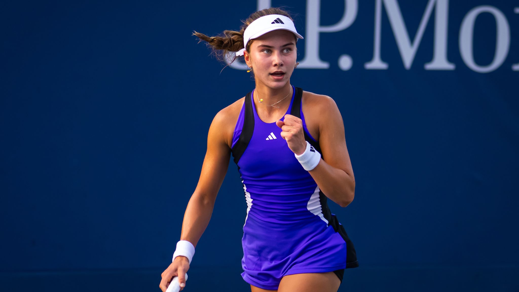 Iva Jovic of the United States in action against Magda Linette of Poland in the first round on Day 1 of the US Open at USTA Billie Jean King National Tennis Center on August 26, 2024 in New York City (Photo by Robert Prange/Getty Images)