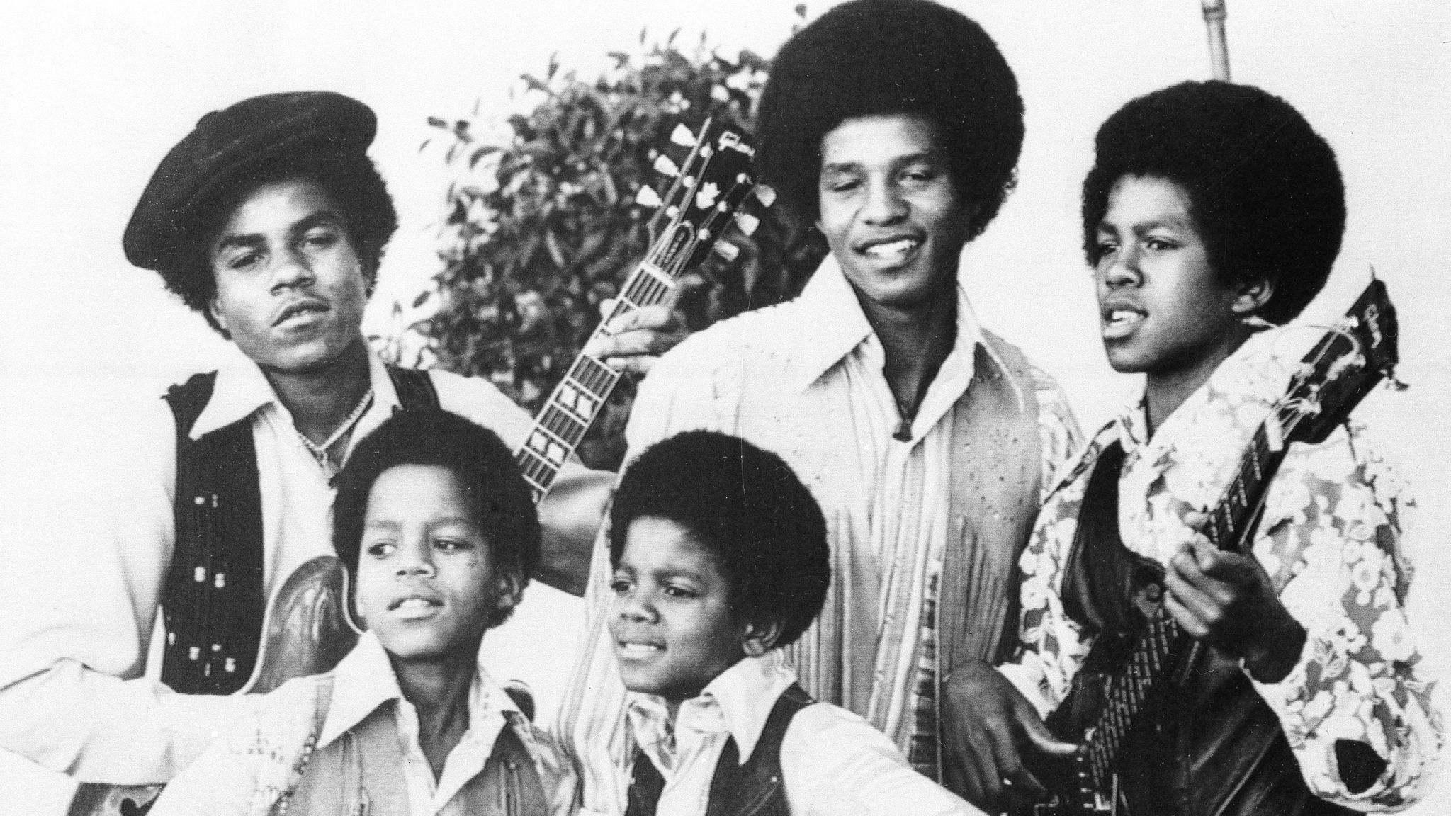 Michael, front right, joined by (lt-rt) Tito, Marlon, Jackie and Jermaine. Pic: AP