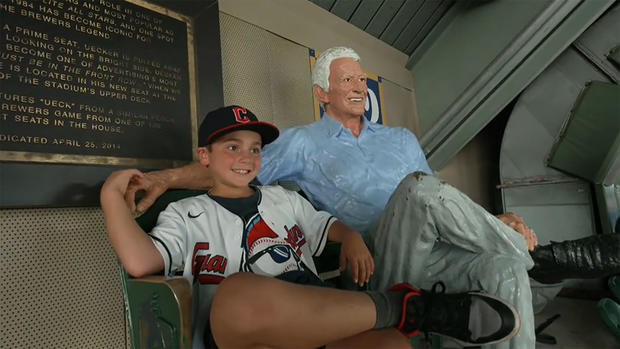 bob-uecker-statue.jpg 