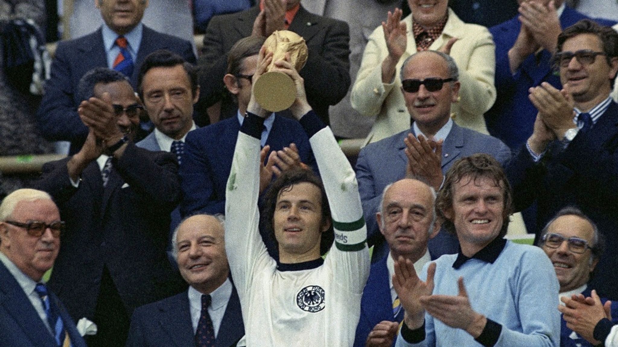 FILE - West Germany captain Franz Beckenbauer holds up the World Cup trophy after his team defeated the Netherlands by 2-1, in the World Cup soccer final at Munich's Olympic stadium, in West Germany, on Jul. 7, 1974. German soccer great Franz Beckenbauer has died at 78, news agency dpa reports. (AP Photo, File) 