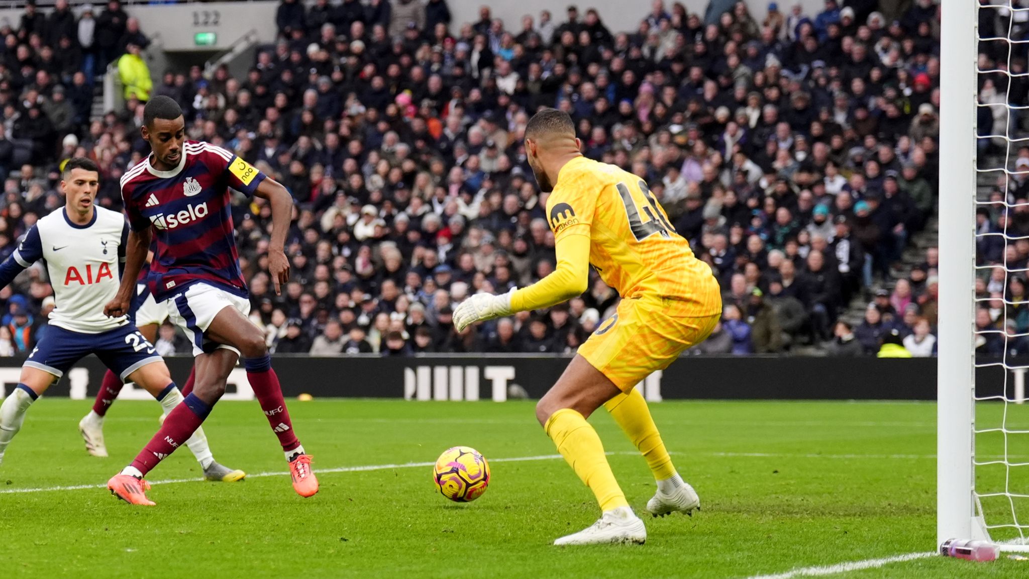 Alexander Isak gives Newcastle a 2-1 lead